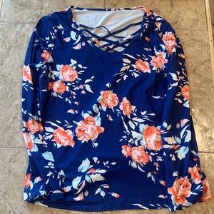 Like new floral top.